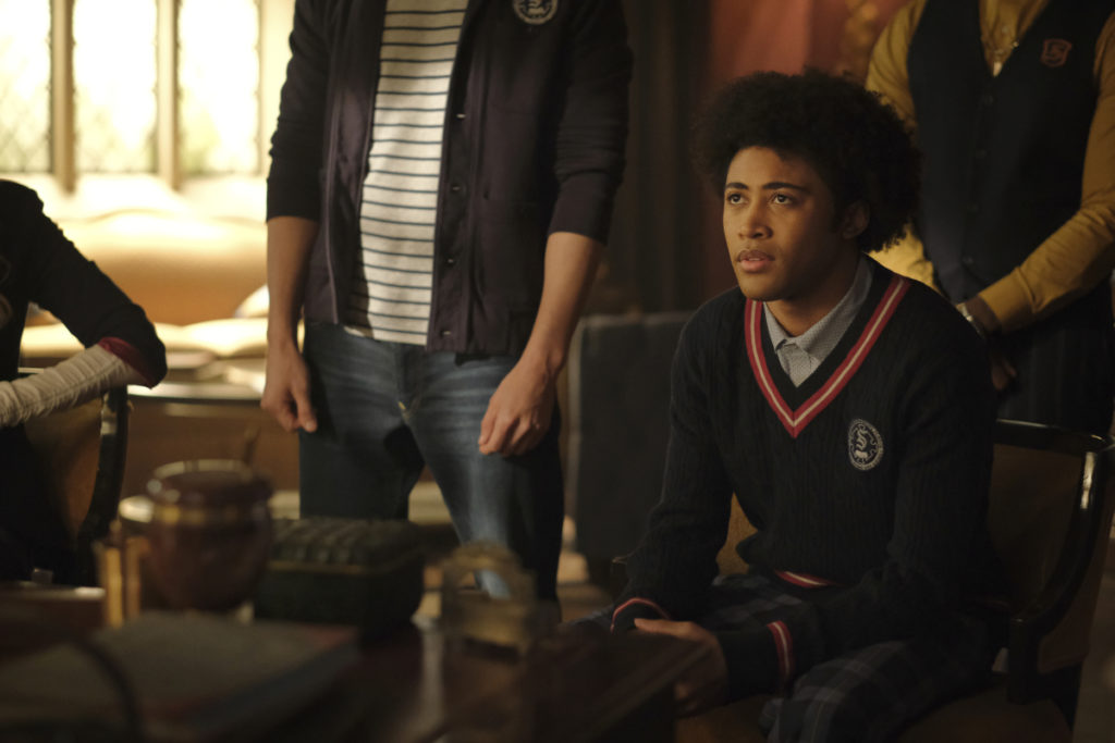 Legacies episode photos show off the Super Squad in a predicament