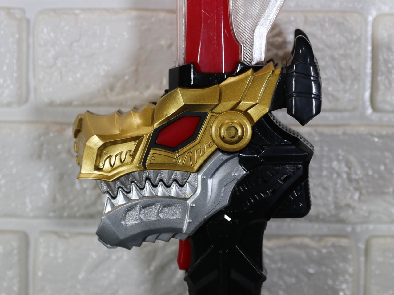 Power Rangers: Dino Fury Chromafury Saber Hands-On | The Nerdy