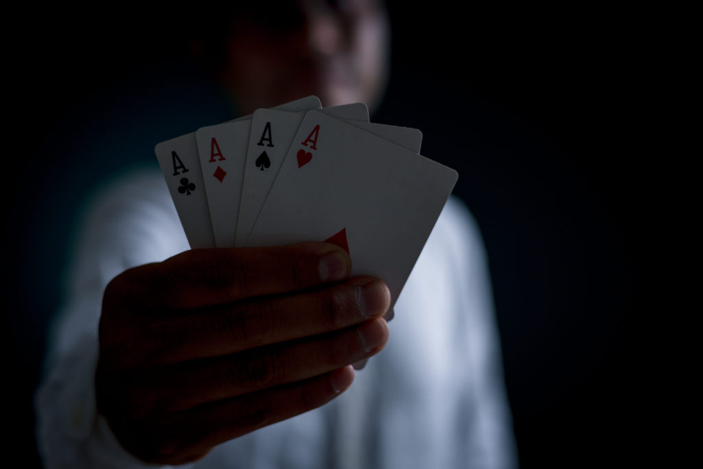 How to Play Spoons - Holding up four of a kind - tongstock